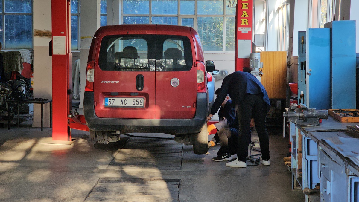 Zonguldak\'ta Öğrenciler, Lastik Değişimi ile Hem Tecrübe Kazanıyor Hem Para Kazanıyor
