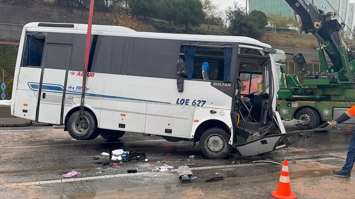 Maltepe\'de Midibüs Devrildi: 1 Ölü, 7 Yaralı