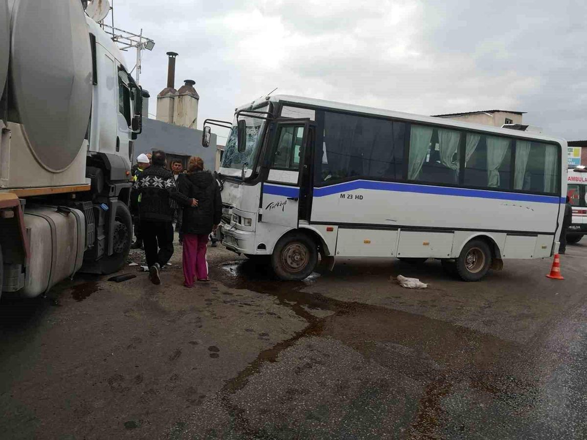 Manisa\'da Trafik Kazası: 9 Yaralı