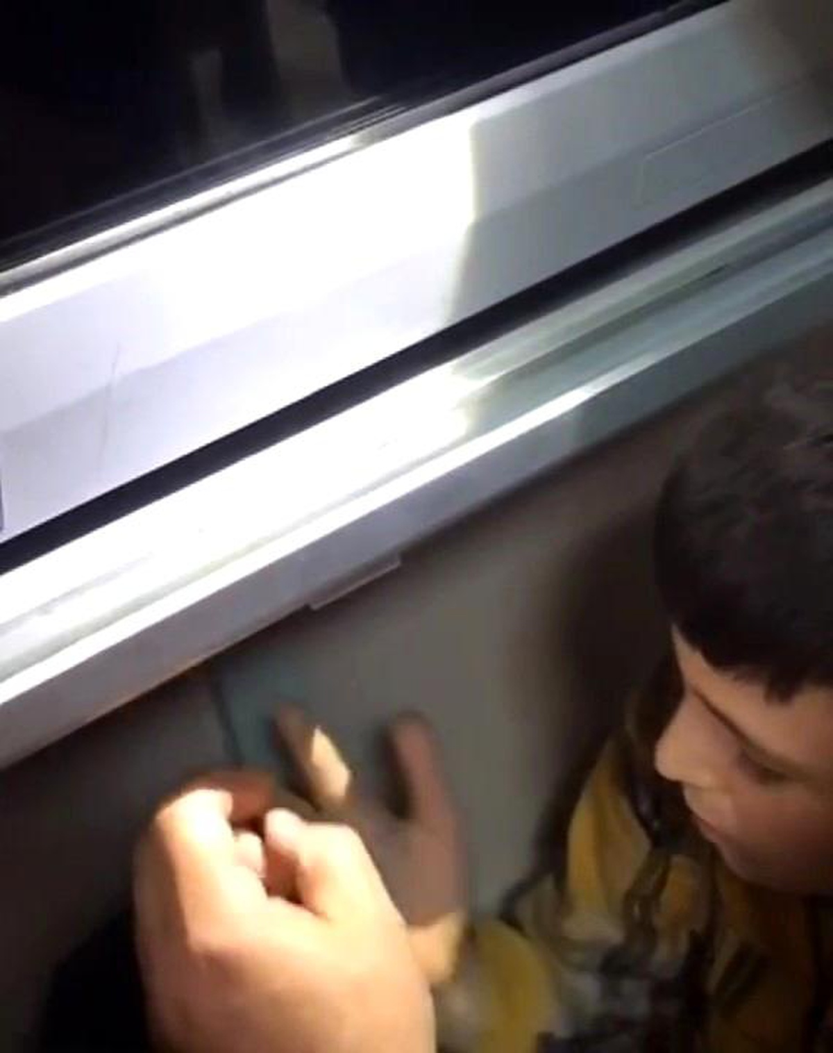 Akıllı Tahtaya Sıkışan Öğrenciyi İtfaiye Kurtardı