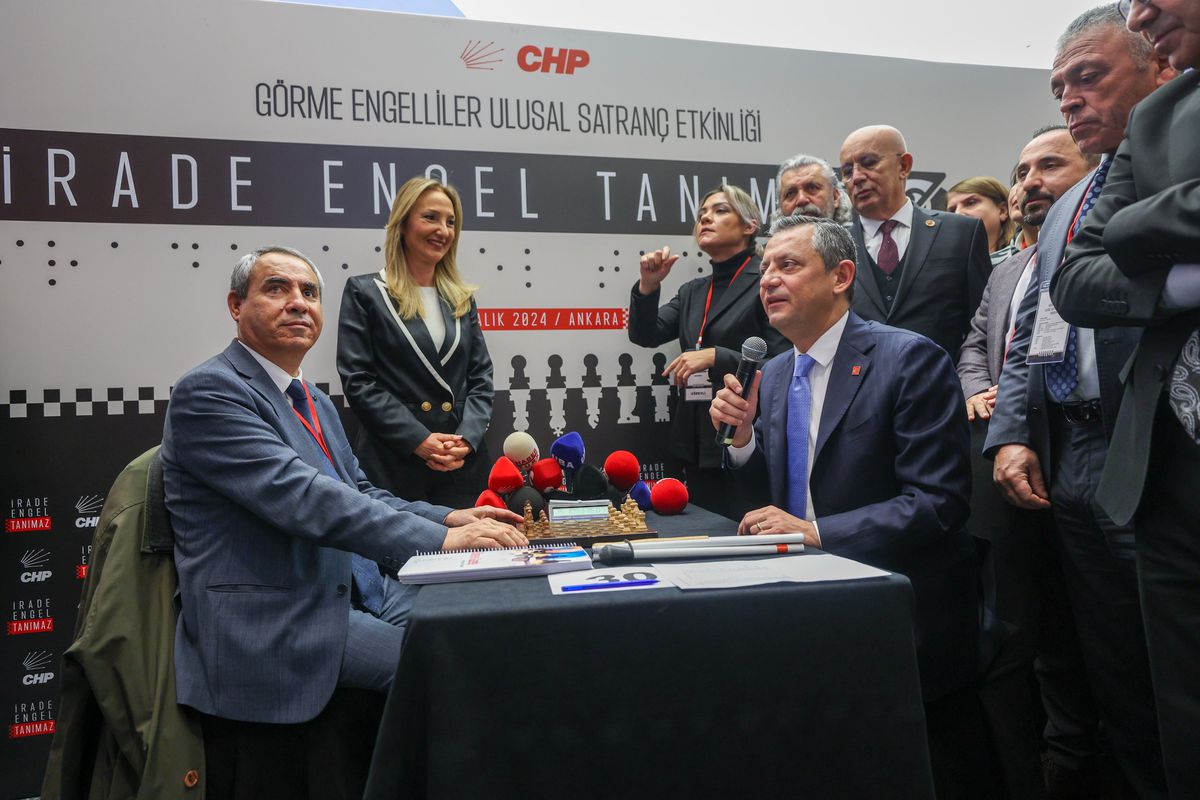 CHP Genel Başkanı Özgür Özel, Görme Engelliler Satranç Turnuvası\'na Katıldı