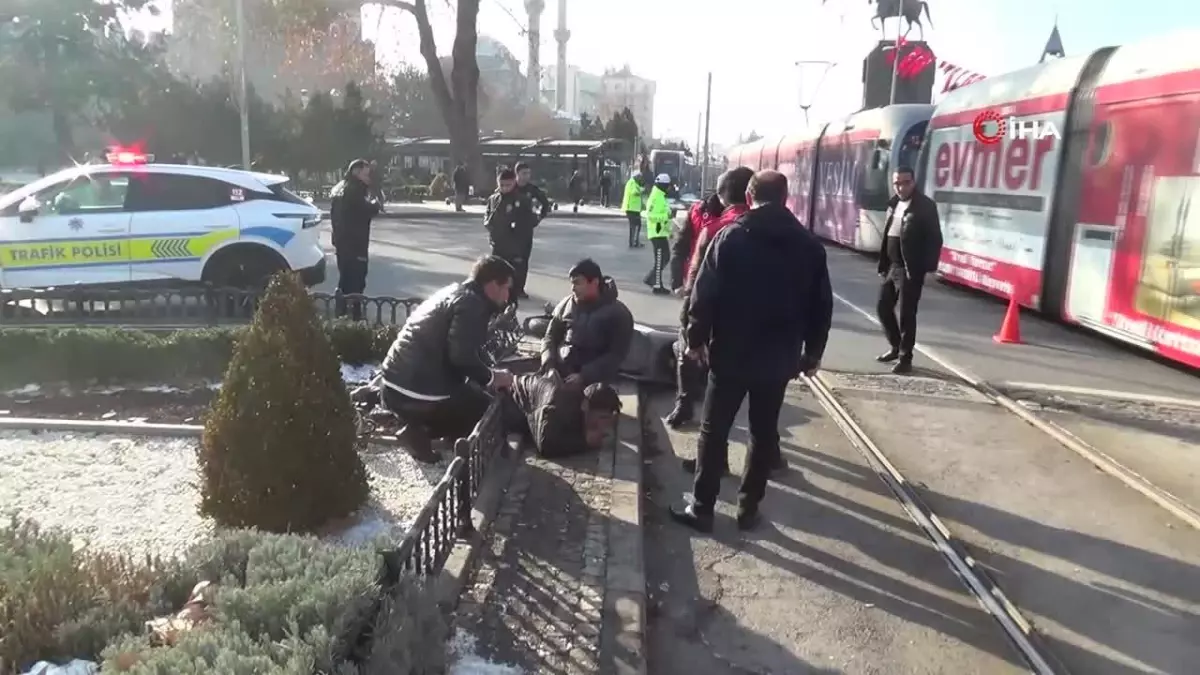 Tramvay Kazasında Baba Oğlunu Teselli Etti