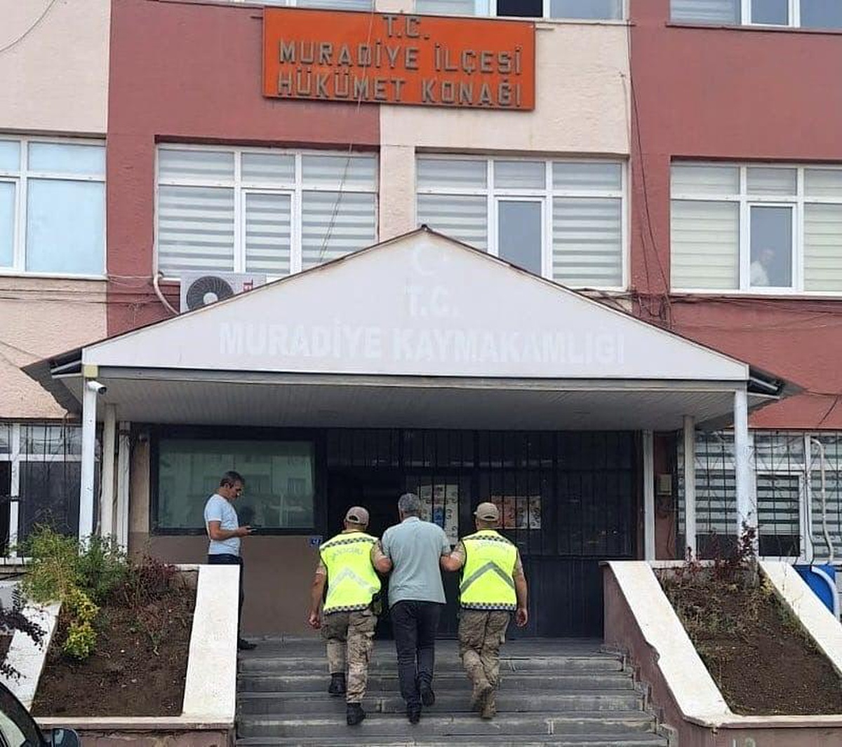 Yabancı Sokmaktan Tutuklandı