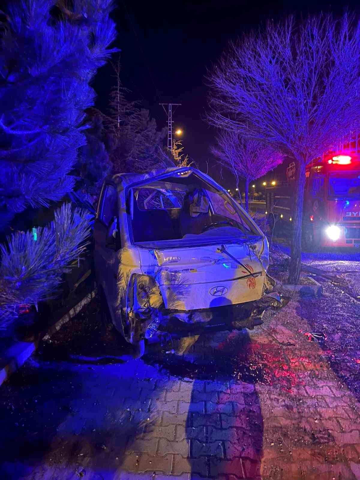 Edremit\'te Minibüs Takla Attı: 3 Yaralı