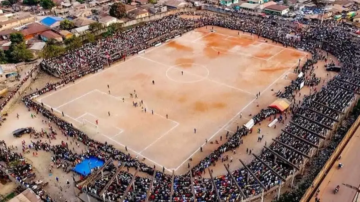 Futbol sahası kan gölüne döndü: 100\'e yakın kişi hayatını kaybetti