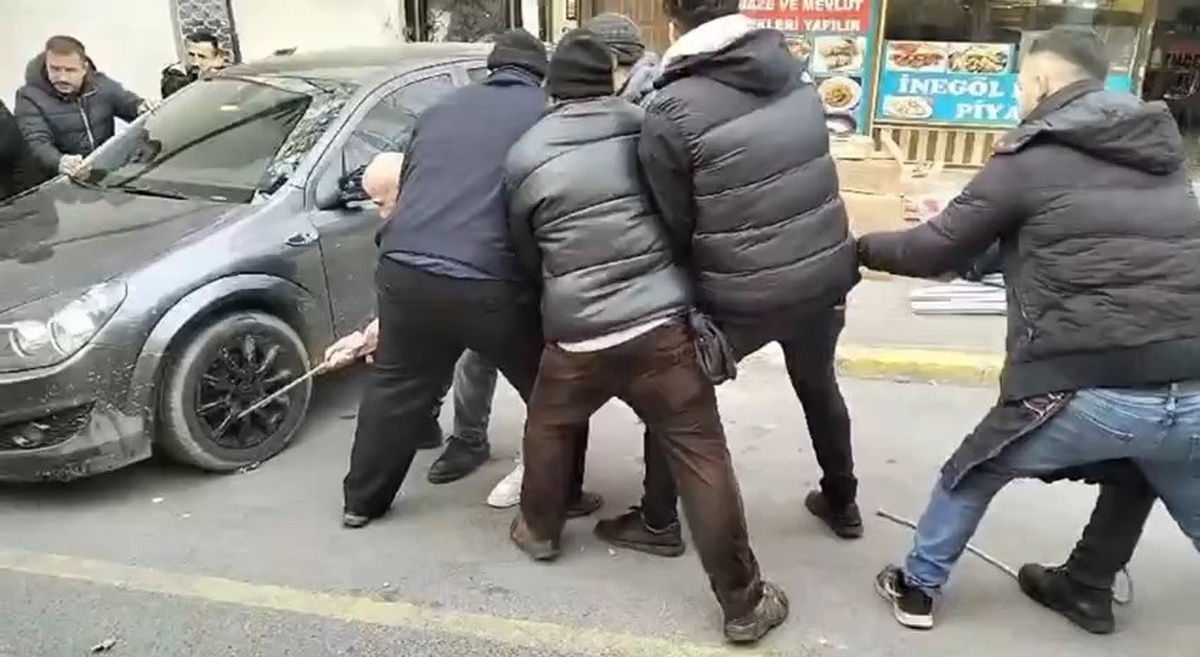 Pazar Yerinde Unutulan Otomobil, Esnafı Mağdur Etti