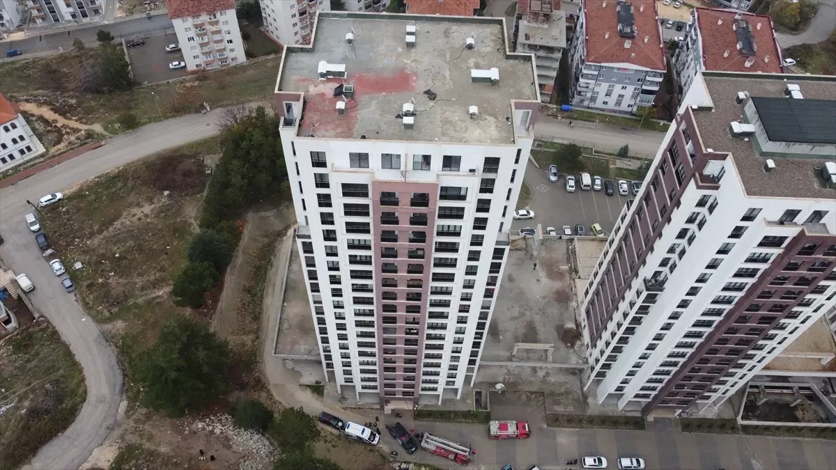 Bilecik\'te 17 Katlı Apartmanda Yangın