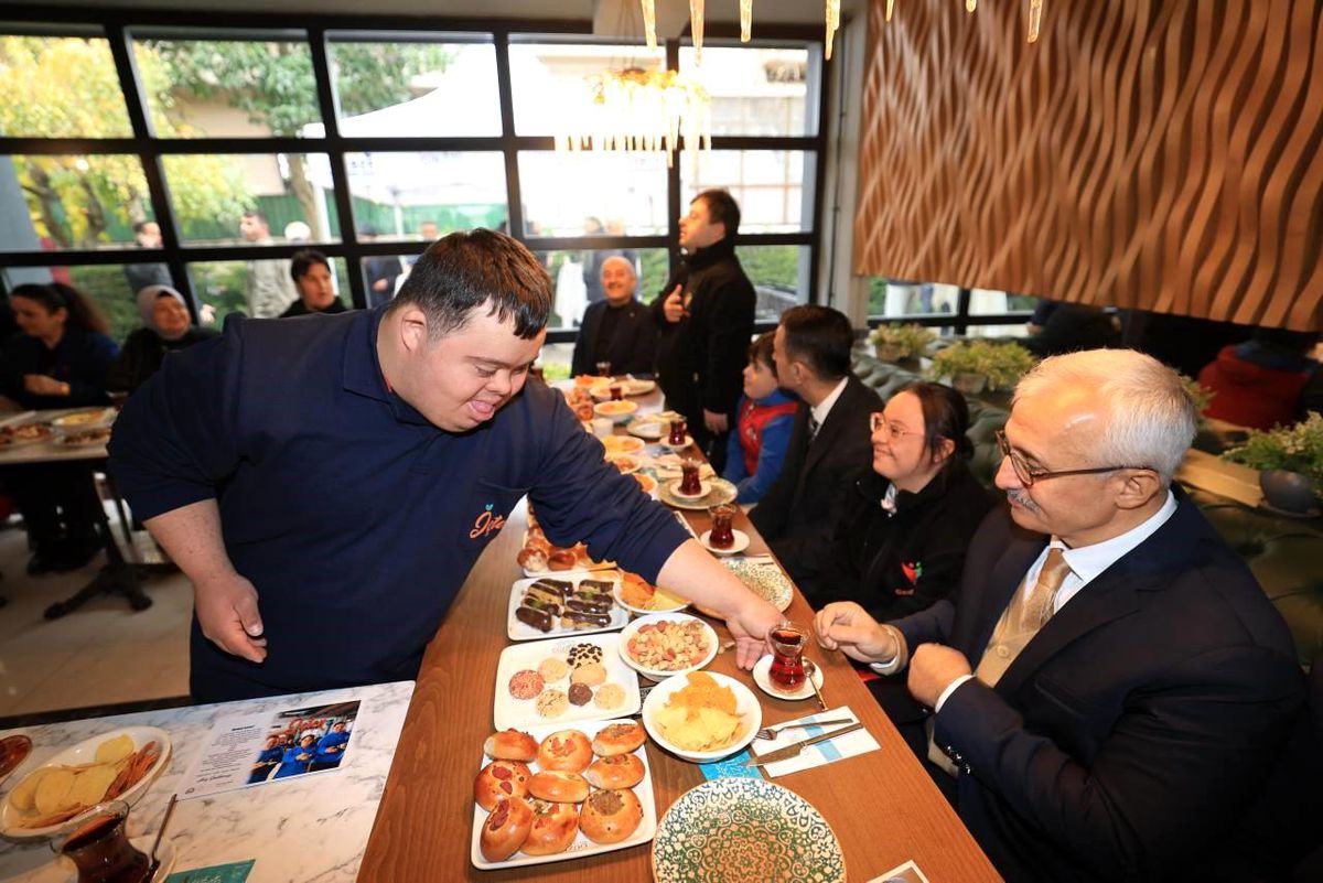 Kocaeli\'de Down Sendromlu Bireyler İçin Özel Kafe Açıldı
