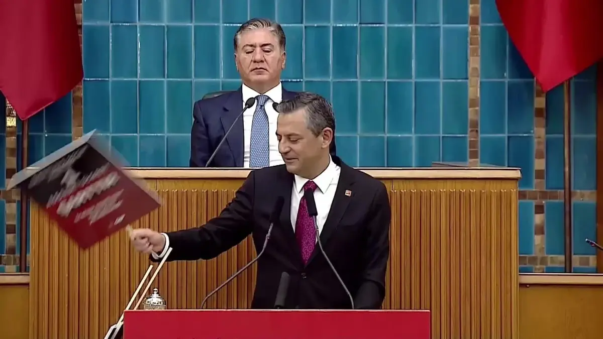 CHP Grup Toplantısı... Özgür Özel\'den Valizle Para Hesabı: "Ülkeyi Bu Hale Getirenler Bizi Kendi Gündemlerine Mahkum Edemezler.