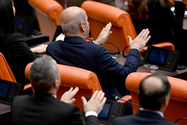DEM Parti milletvekillerinden Meclis'te zılgıtlı 'kayyum' protestosu DEM Parti milletvekillerinden Meclis'te zılgıtlı 'kayyum' protestosu