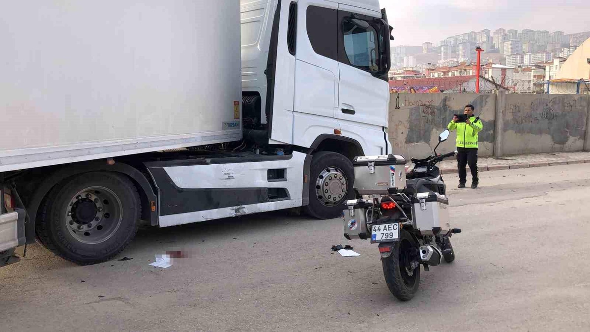 Elazığ\'da Motosiklet-Tır Çarpışması