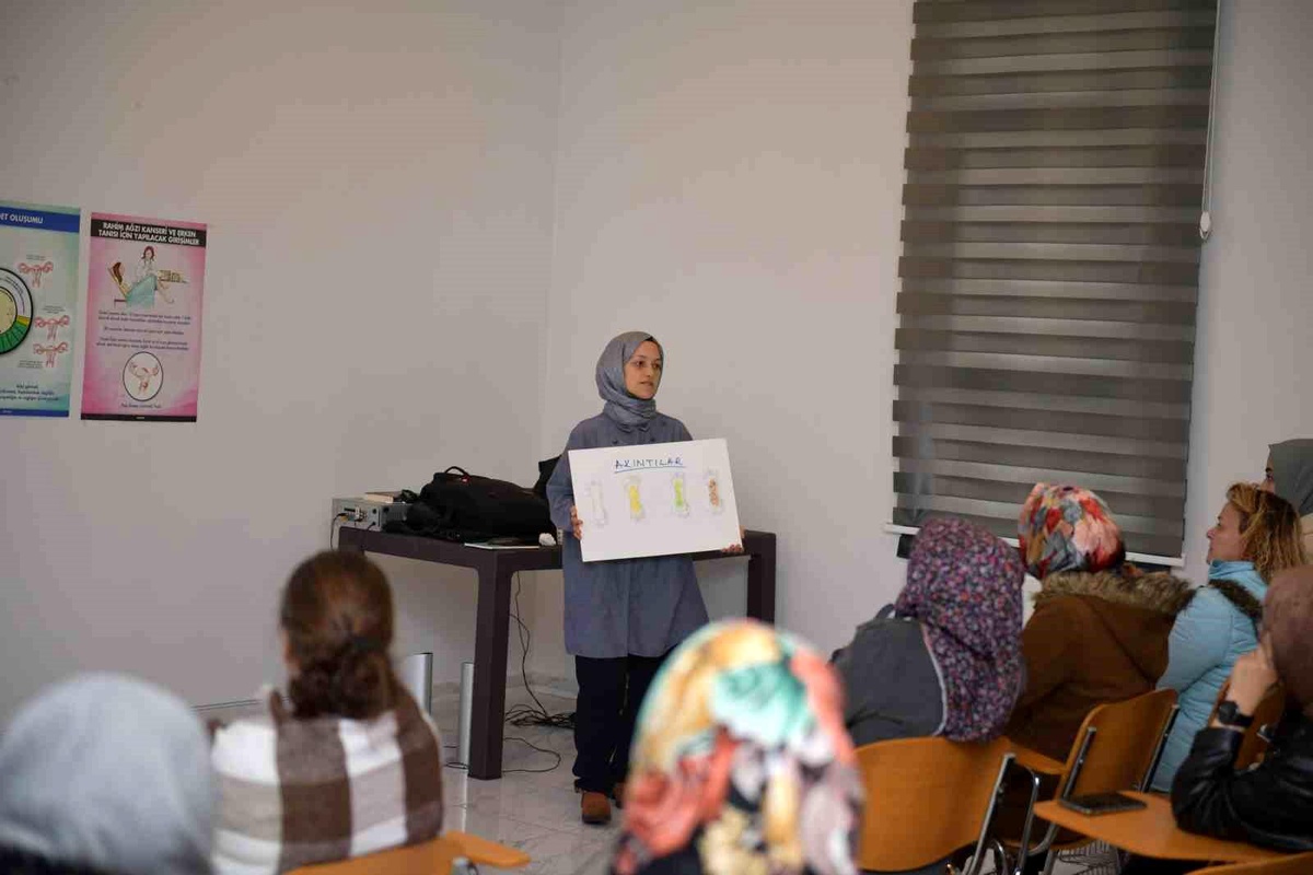 Esenyurt\'ta Kadınlara Özel Sorunlar Semineri Düzenlendi