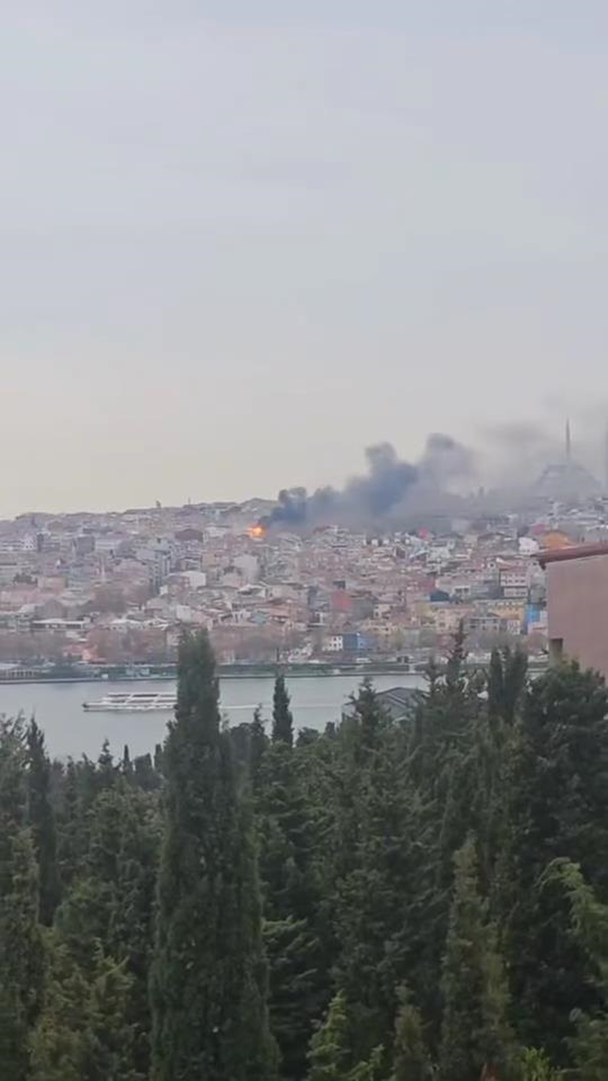 Fatih\'te İnşaat Halindeki Binada Yangın Çıktı