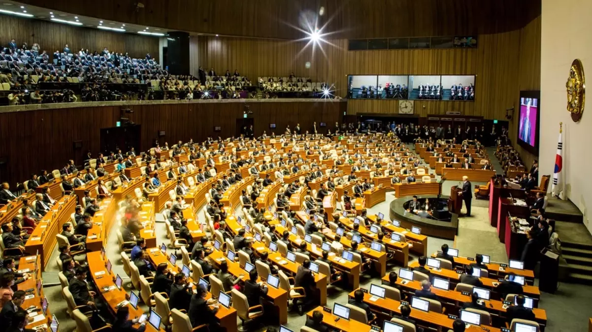 Güney Kore\'de parlamento sıkıyönetim kararını iptal etti