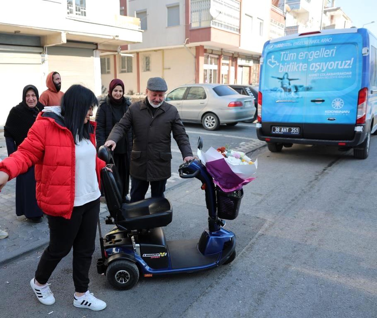 Başkan Çolakbayrakdar, Rabia\'ya Akülü Araç Hediye Etti