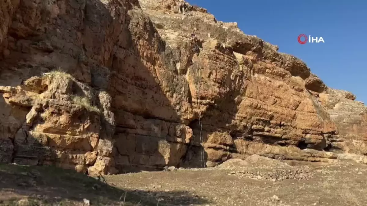 Kayalıklarda Mahsur Kalan Keçi, İtfaiye Ekipleri Tarafından Kurtarıldı