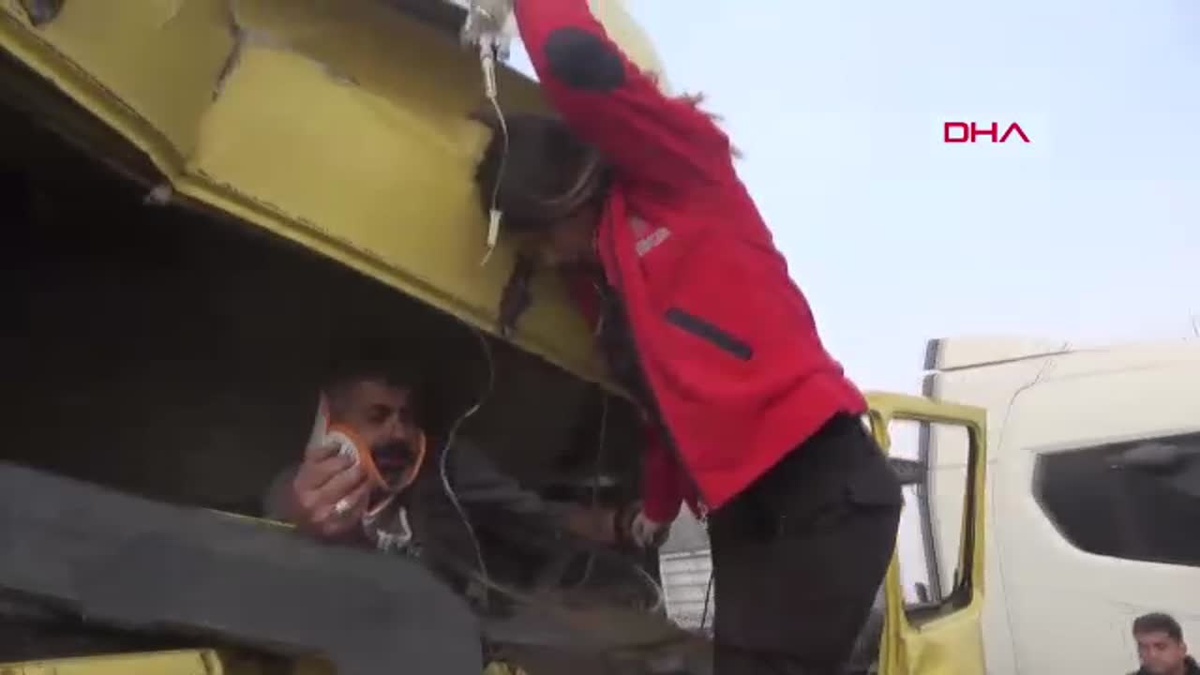 Aksaray\'da Kamyon Kazasında Şoför Sıkıştı