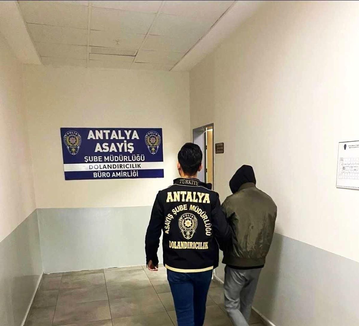 Antalya\'da Dolandırıcı Polis Taklidi Yaparken Yakalandı
