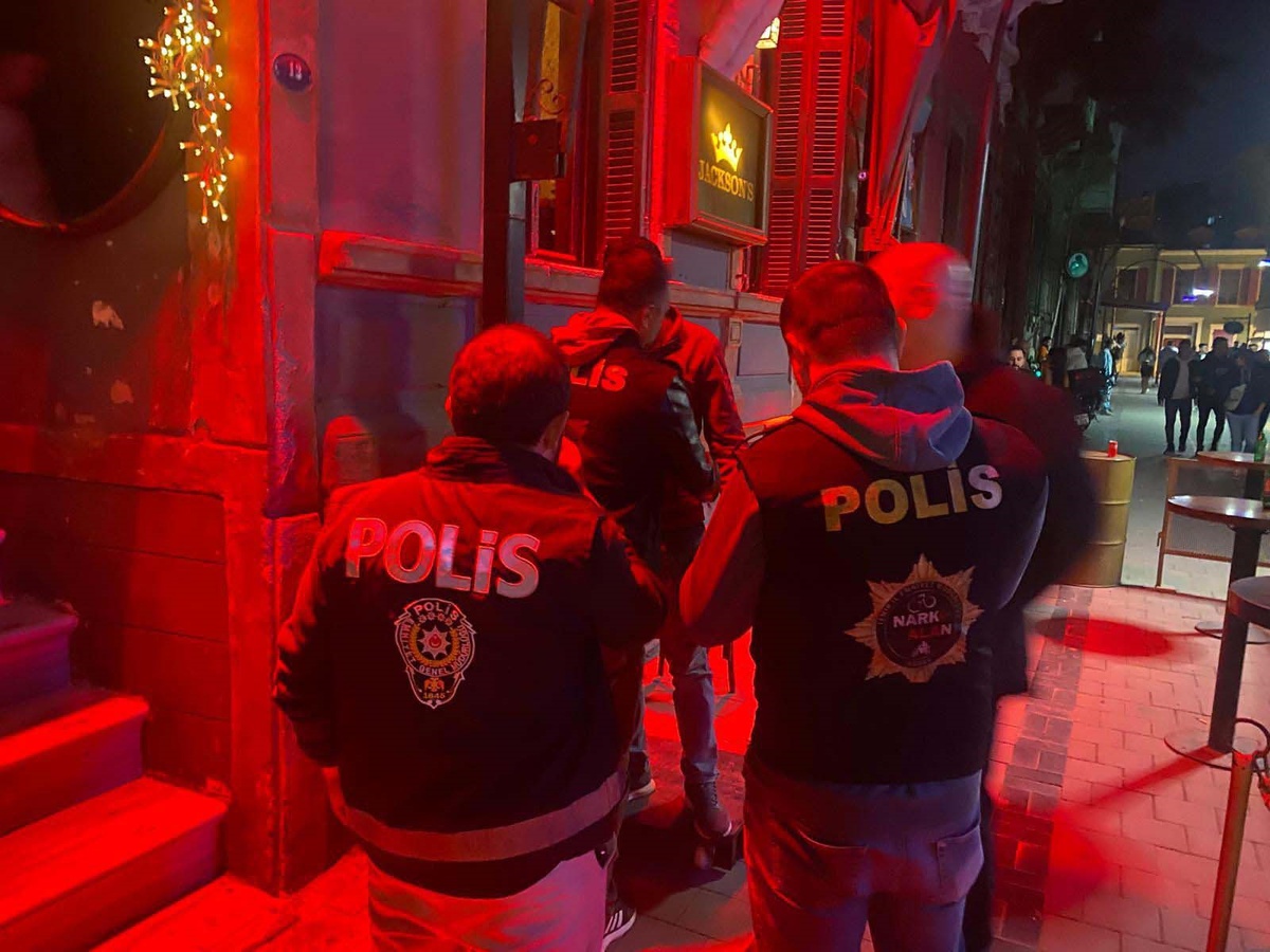 İzmir\'de 843 Şüpheli Gözaltına Alındı, 252\'si Tutuklandı