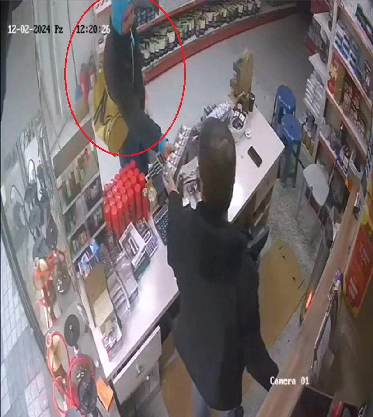 Kredi Kartıyla 8 İş Yerinde Alışveriş Yapan Şüpheli Güvenlik Kameralarında