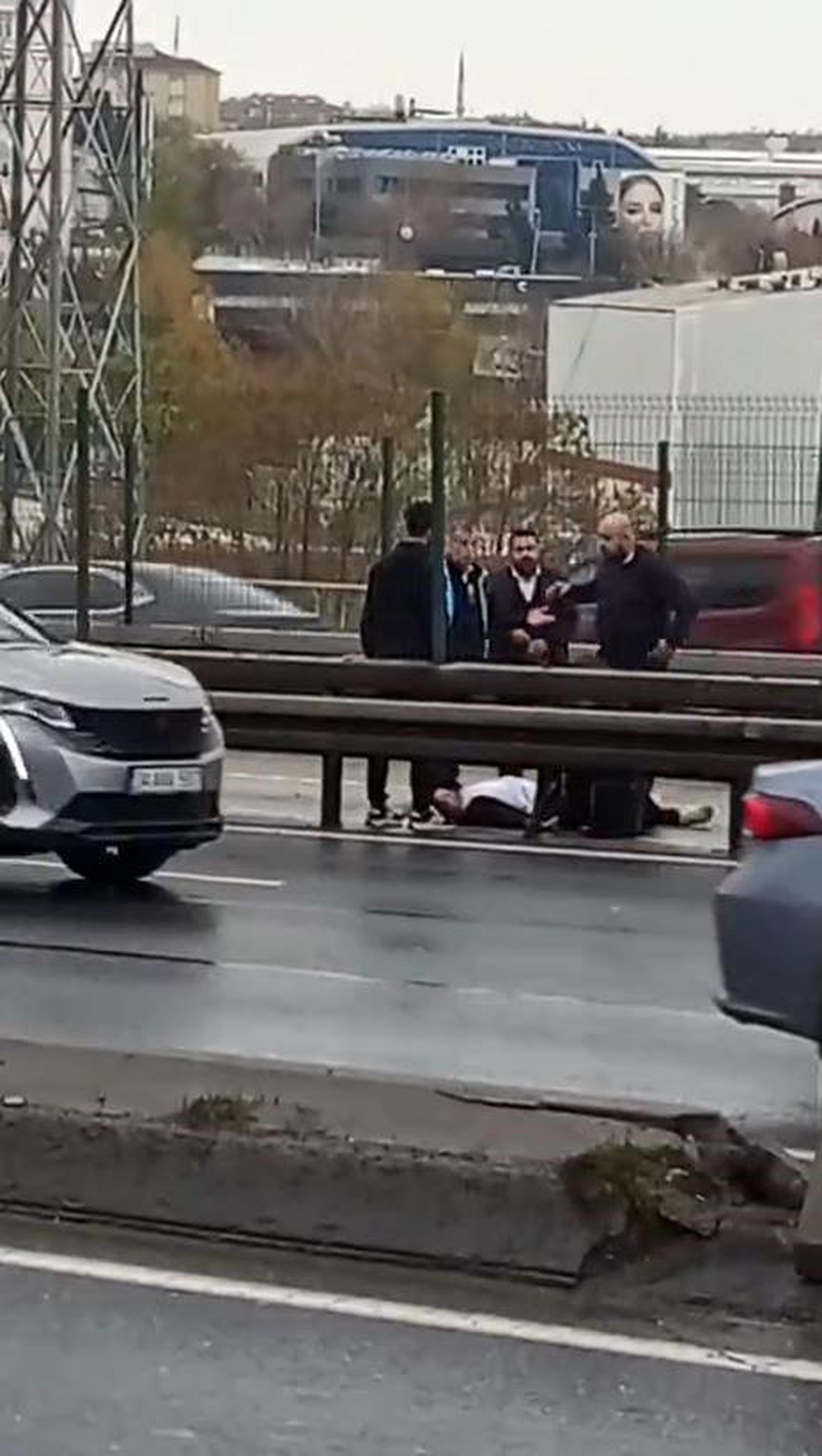 Metrobüs Rögar Kapağına Takıldı, Yolcu Yola Düştü