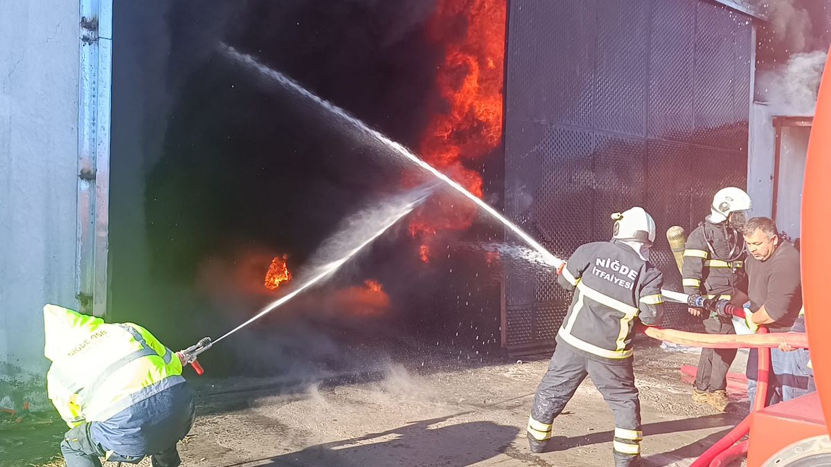 Niğde OSB\'de Yangın: İtfaiye Ekipleri Olay Yerinde