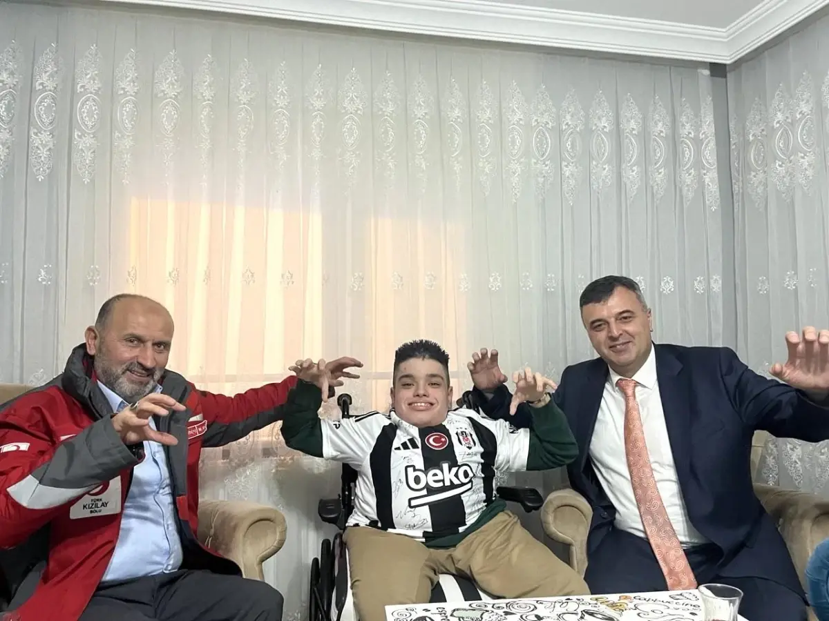 Bolu\'da Engelli Öğrencilere Beşiktaş Forması Hediyesi