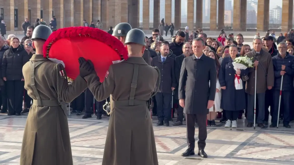 Özgür Özel, Engellilerle Anıtkabir\'de… "Engelli Yurttaşlarımız Hak Ettikleri Onurlu Yaşam Koşullarına Kavuşana Dek Hep Birlikte Çalışmaya Kararlıyız"