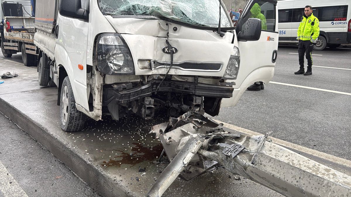 Sarıyer\'de Yağış nedeniyle Kamyonet Kaza Yaptı