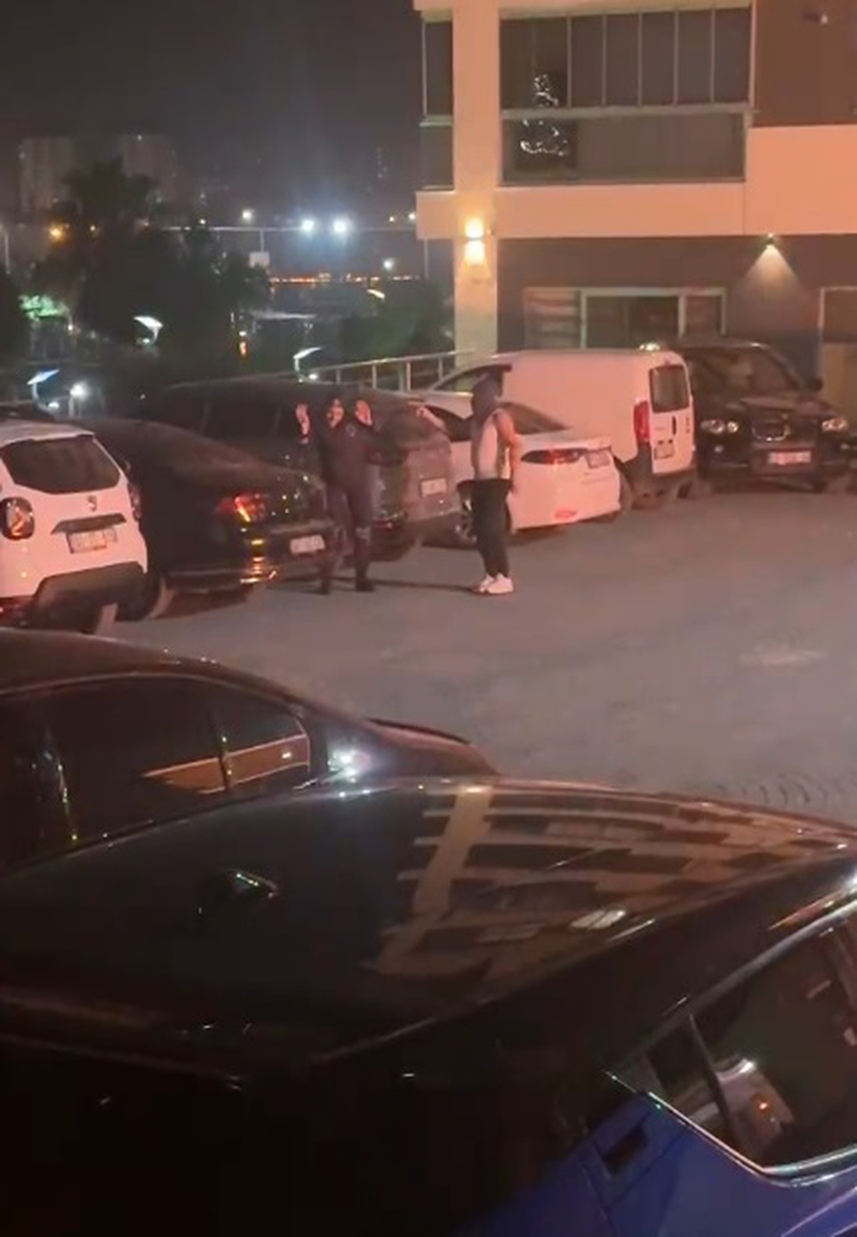 Adana\'da Lüks Sitede Maskeli Tehdit ve Ateş Açma Olayı