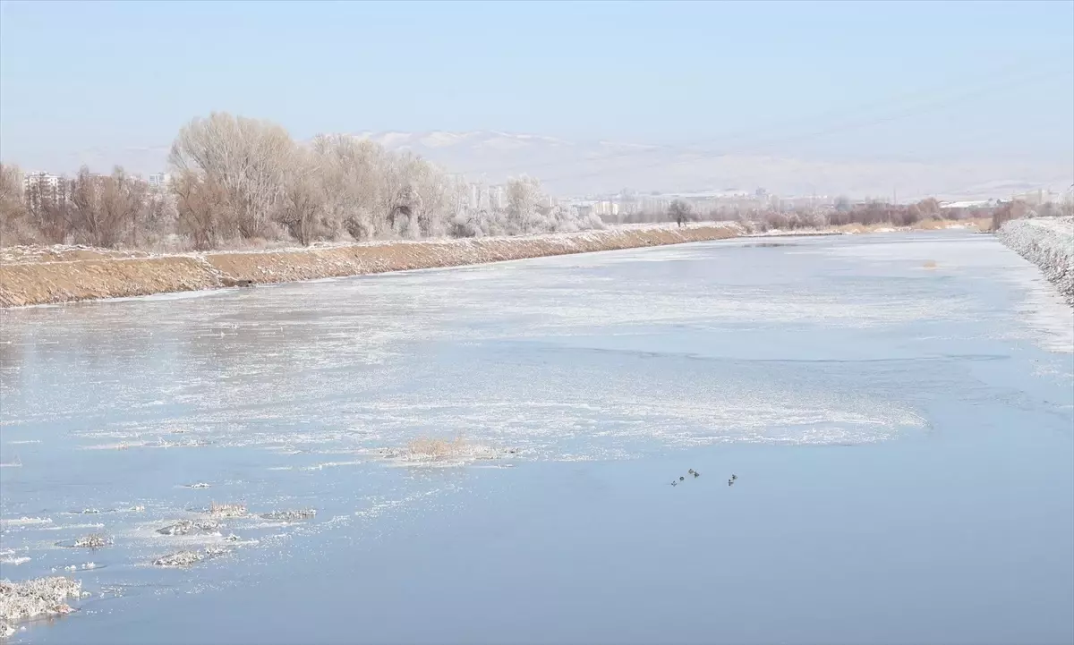 Kızılırmak Nehri Buzla Kaplandı