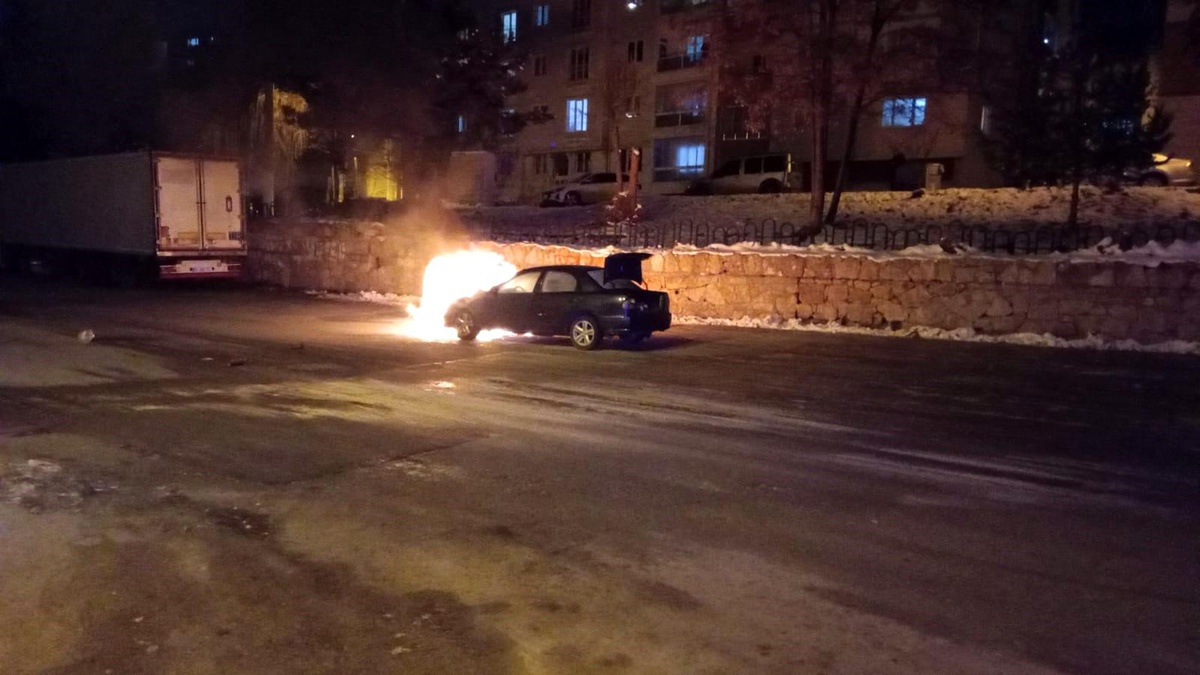 Sivas\'ta Seyir Halindeki Otomobil Alev Aldı