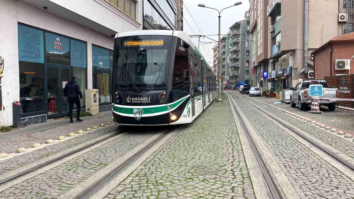 Tramvayı Bekleyen Adamın Uyku Keyfi