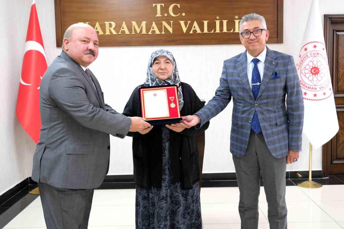 78 Yaşındaki Hayırsever Kadın\'a Ödül