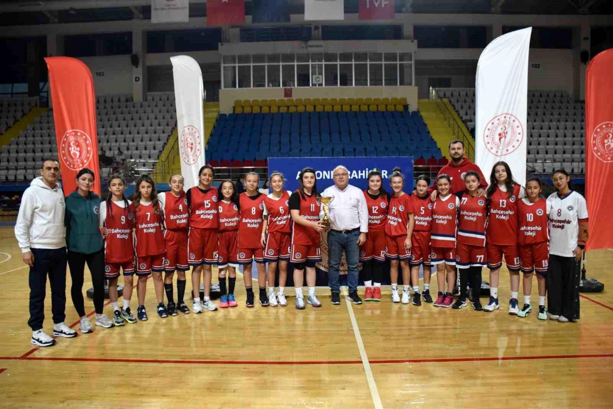 U-14 Kızlar Basketbol Müsabakaları Sona Erdi
