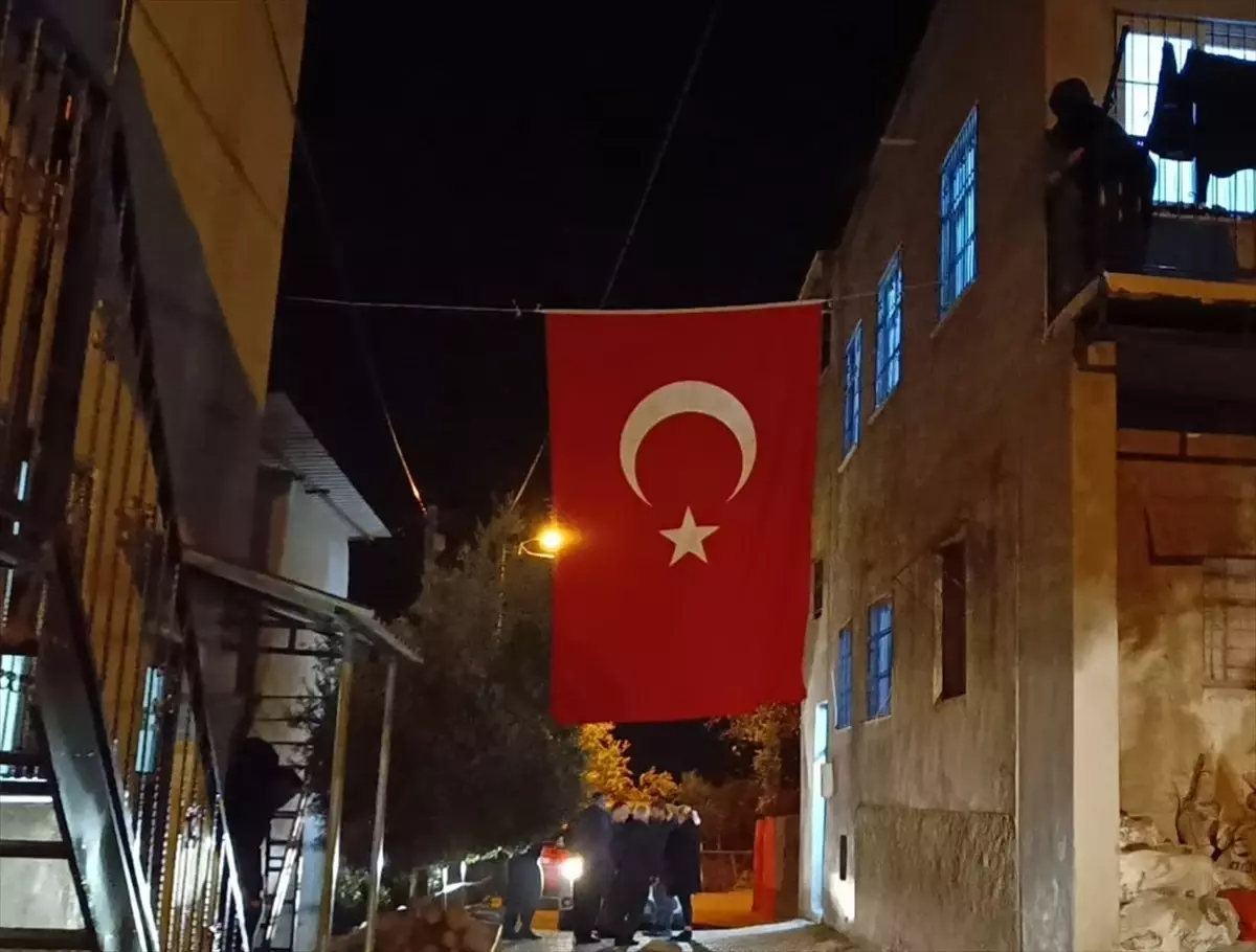 Uzman Çavuş Eren Kızıldağ\'ın Adana\'daki ailesine şehadet haberi verildi