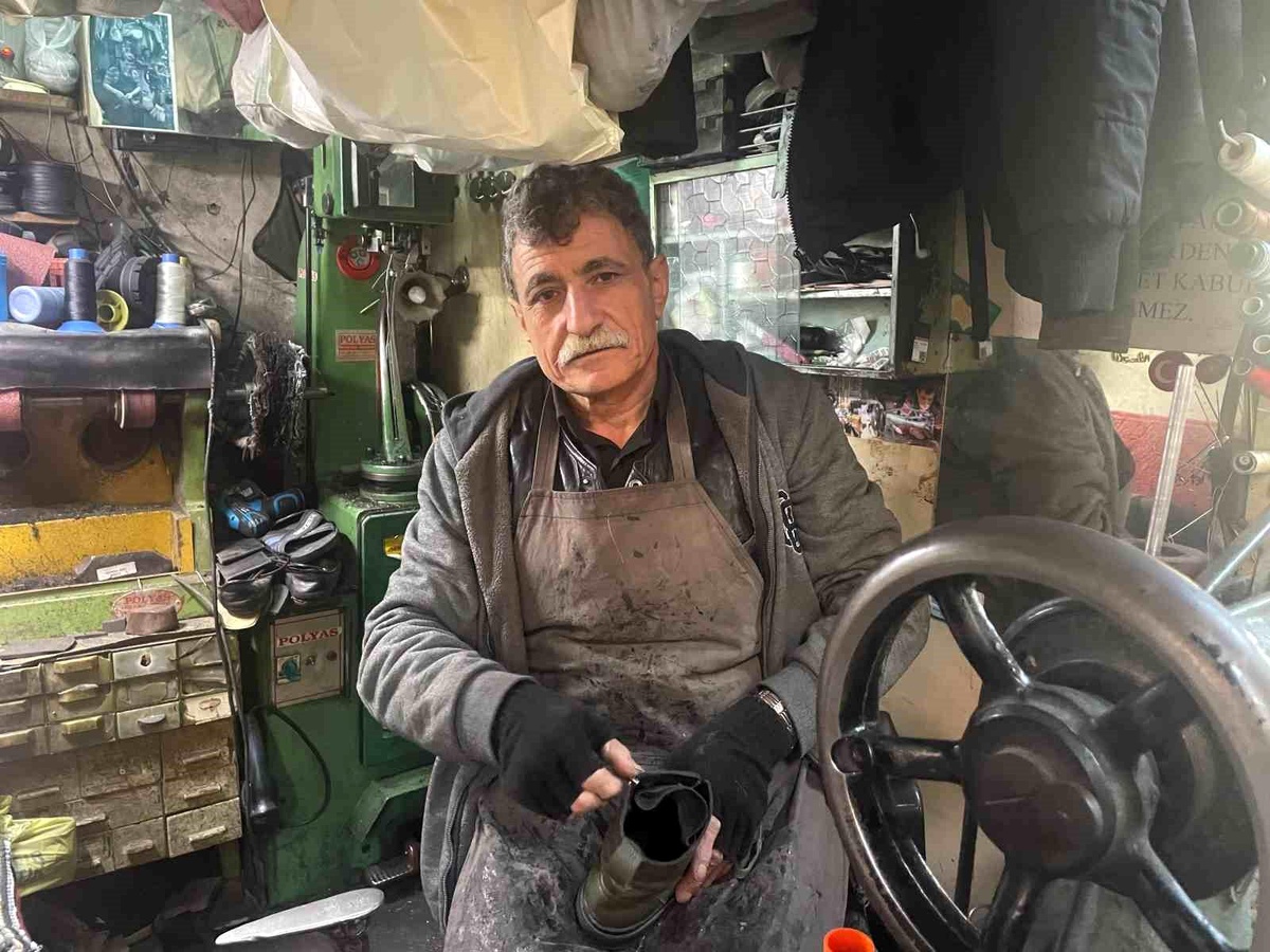 Yağışlar Ayakkabı Tamircilerine Yarıyor