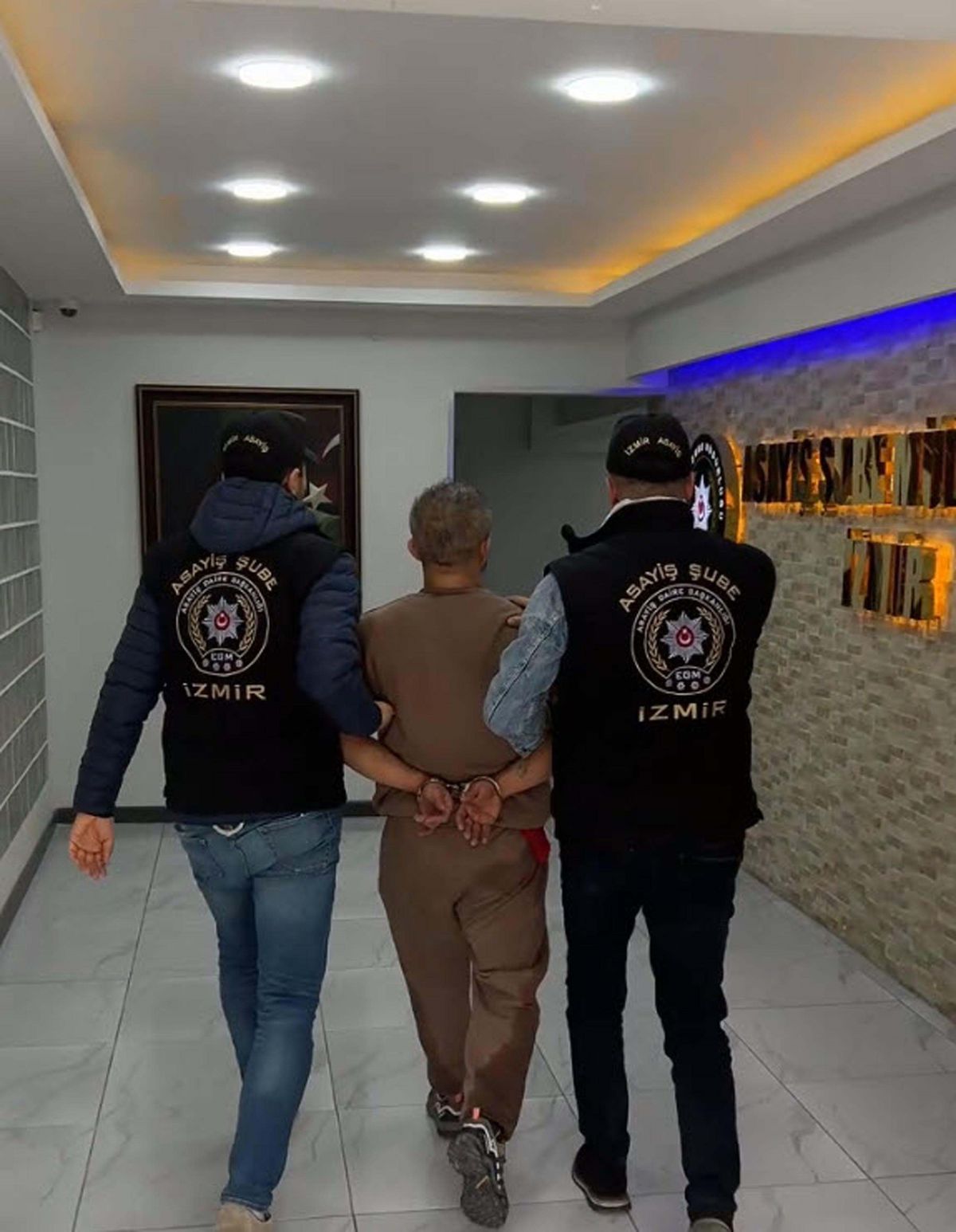 İzmir\'de Arkadaşını Yaralayan Şüpheli Çatıda Yakalandı