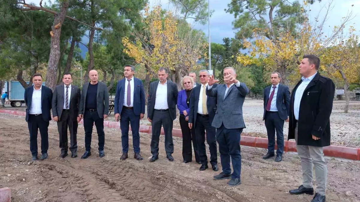 Kemer Belediye Başkanı, Göynük Mahallesi\'ndeki Kapalı Pazar Yerini İnceledi