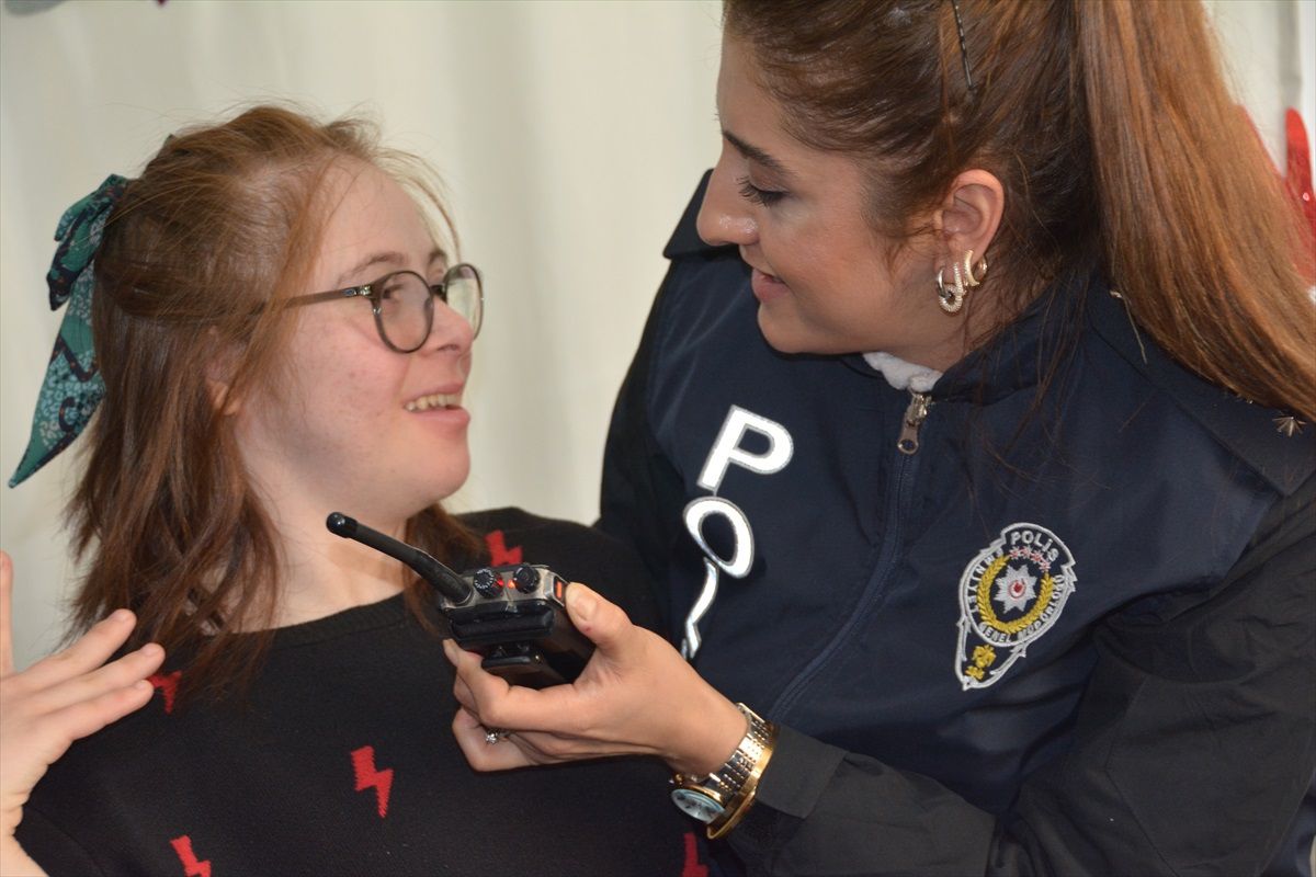 Polisten Özel Gereksinimli Çocuklara Ziyaret