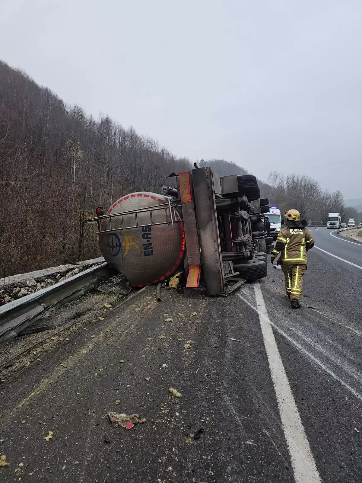 İnegöl\'de Asit Yüklü Tanker Devrildi, Sürücü Hayatını Kaybetti