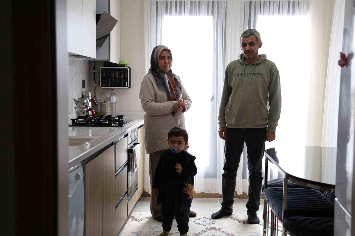 Cumhurbaşkanı\'nın elinden anahtarlarını alan depremzede çift yeni evine kavuştu