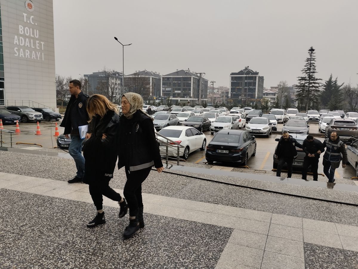 Bolu\'da Dolandırıcılık: \'Polis\' Diyerek 500 Bin TL Aldılar