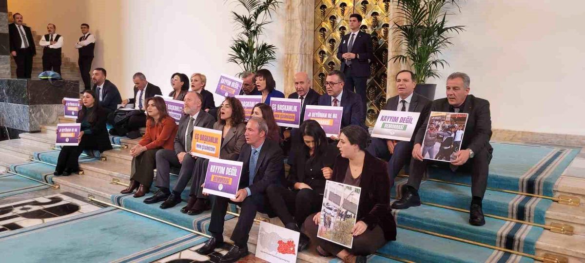 DEM Parti Milletvekillerinden Kayyum Atamalarına Tepki