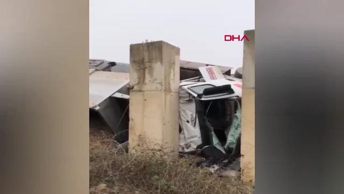 Bursa\'nın İnegöl İlçesinde Talaş Yüklü TIR Devrildi