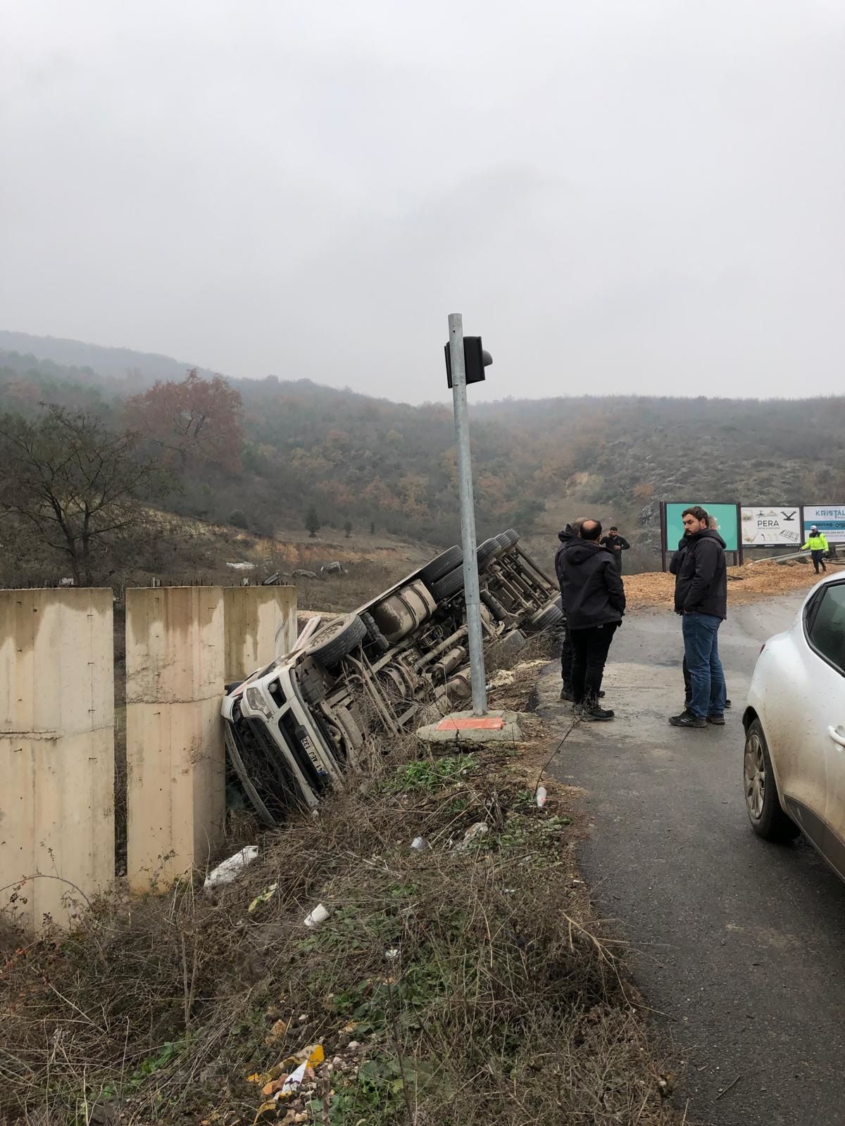 Bursa\'da Talaş Yüklü TIR Devrildi, Sürücü Yaralandı