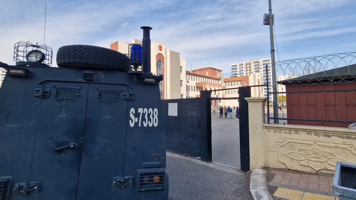 Diyarbakır\'da bir öğrenci, dışardan getirdiği cıvayı okulun lavabosuna döktü