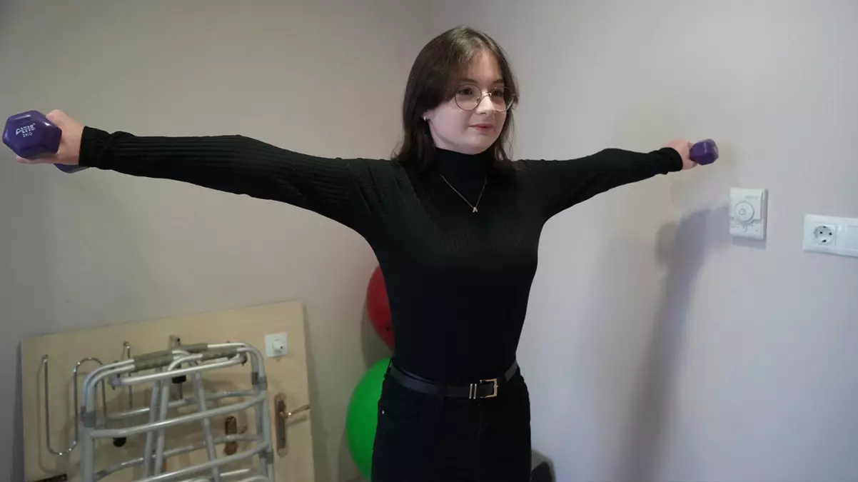 Dünyada tek vaka Hiçbir neden yokken eklemleri yerinden çıkıyor