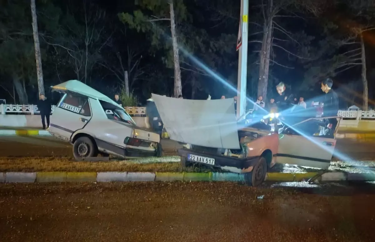 Edirne\'de Feci Kaza: Otomobil İkiye Bölündü, İki Yaralı