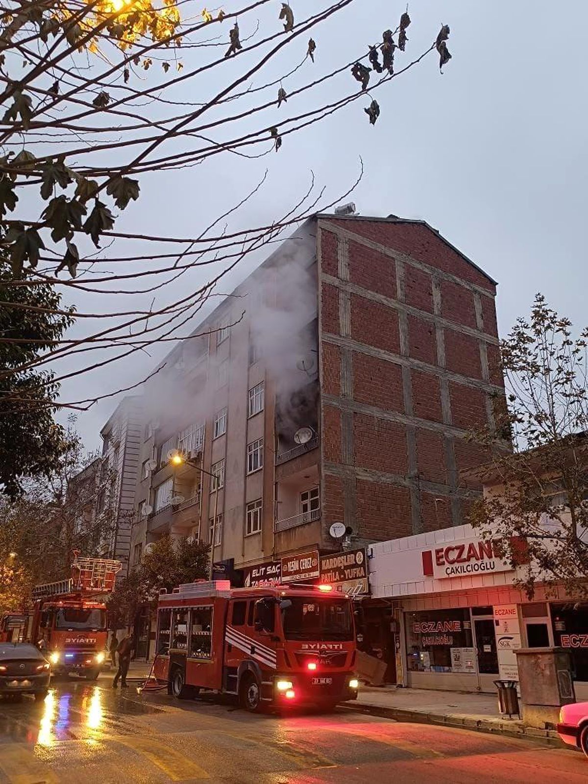 Elazığ\'da 4 Katlı Binada Yangın Çıktı